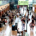 Según informó la Policía dos personas se pegaron a la pista, pero fueron retiradas gracias a la actuación de los servicios de emergencia y los bomberos del aeropuerto de Berlín.