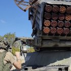 Un militar ruso preparándose para disparar un lanzacohetes múltiple autopropulsado ruso BM-21 hacia posiciones ucranianas en un lugar no revelado.