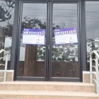 Los sellos de clausuran se observan en la puerta de ingreso al terreno