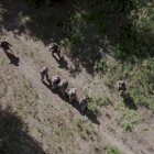 Militares rusos escoltando a prisioneros de guerra ucranianos en un lugar no revelado en la región de Kursk, Rusia.