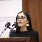 Legislativo. Viviana Veloz actualmente es la primera vicepresidenta de la Asamblea Nacional, quien asumiría la Presidencia del organismo, si Henry Kronfle se candidatiza para la Presidencia del Ecuador.