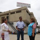 Marlene Pacheco, Javier Ormaza y Nancy Payo son los voluntarios que dirigen la fundación. A sus espaldas, el centro médico de la institución sin fines de lucro.