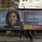 Un cartel aparece en la ciudad de Buenos Aires, en los días posteriores al triunfo en la urnas de Alberto Fernandez, en 2019.