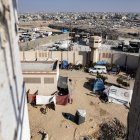 Los palestinos instalaron tiendas de campaña en el patio de la prisión central de Asdaa, convertida en refugio para desplazados internos, en el sur de la Franja de Gaza.