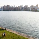 Nueva York. Inmigrantes a la orilla del Harlem River frente a Manhattan.
