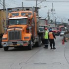 Trabajo. La labor en el exterior del terminal portuario de Guayaquil se extiende por las horas de espera.