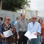 El terreno. Los denunciantes, con documentos en mano, se juntaron para expresar su rechazo a la construcción. Argumentan que su llegada perjudicaría a la comunidad.