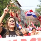 Kattya González, exsenadora opositora de Paraguay, participa en una manifestación convocada por el Partido Paraguay Pyahura (PPP) este jueves, en Asunción (Paraguay).