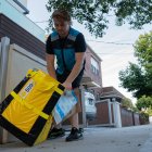 Nueva York. Un repartidor que entrega encomiendas en se traslada por el sector de Astoria, en Queens.