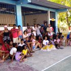 Esmeraldas. Parte de los integrantes de la agrupación, junto a infantes y adolescentes que se instruyen.