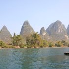 Escenario. Un balsero en un tramo del río Li a su paso por Yangshuo, al sureste de China.