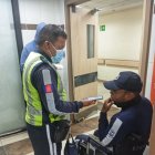 El agente de tránsito fue atropellado en la entrada a Carapungo por un taxista tras ser valorado debe guardar reposo