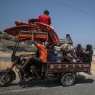 Palestinos desplazados internos huyen con sus pertenencias tras una orden de evacuación emitida por el ejército israelí, en el campo de refugiados de Al Maghazi, en la Franja de Gaza Central, el 17 de agosto de 2024.