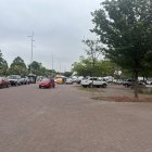 Existiendo parqueos públicos, los vehículos estaban estacionados en las zonas peatonales.
