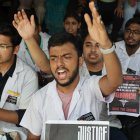 Kolkata (India), 17/08/2024.- Medical students and doctors attend a protest at RG Kar Medical College in Kolkata, India, 17 August 2024. The Indian Medical Association has announced a nationwide withdrawal of services by doctors of modern medicine in all sectors from 6 am on Saturday, August 17 for a period of 24 hours with all essential and emergency services remaining operational as a protest against an alleged rape and murder incident. On August 9, a postgraduate medical student was found dead in a seminar room at the hospital, sparking nationwide protests and strikes by medical students and doctors. On August 13, the High Court of Kolkata ruled that the investigation into the rape and murder of a doctor during her working hours at RG Kar Medical College must be transferred to the Central Bureau of Investigation (CBI). (Protestas) EFE/EPA/PIYAL ADHIKARY