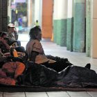 Sábanas regaladas suelen ser las cobijas. Un pedazo de cartón sirve como colchón para decenas de ciudadanos que usan el centro como un hotel improvisado.
