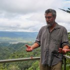 QUI01. MINDO (ECUADOR) 17/08/2024.- El coordinador de la Mancomunidad del Chocó Andino, Inty Arcos, habla en una entrevista con EFE este viernes, en la localidad de Mindo (Ecuador). Arcos exigió que se revisen las concesiones mineras entregadas en esta reserva de la biósfera y se tomen las acciones necesarias para cumplir con un mandato de la Corte Constitucional, el máximo organismo de control legal de Ecuador, que ratificó la decisión del plebiscito. EFE/ José Jácome