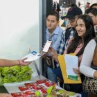 Feria. Cientos de personas dejaron su hoja de vida impresos y digitales. También se ofertaron pasantías para los estudiantes.