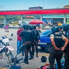 Unidades del Grupo de Apoyo a la Seguridad de #SeguraEP y 
@PoliciaDMGZona8
 lograron la captura de tres sospechosos cuando intentaron robar una gasolinera del sector El Fortín.