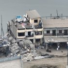 Daños. Así fue como quedó uno de los muelles de Puerto Bolívar tras un ataque terrorista con explosivos.