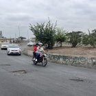 Daños. En la calzada del viaducto Flavio Alfaro hay baches. Los conductores tratan de no caer en ellos.