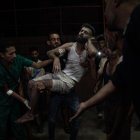 Palestinos heridos en un ataque israelí al este de Khan Younis llegan al hospital Nasser, al sur de la franja de Gaza. EFE/HAITHAM IMAD
