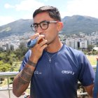 Daniel Pintado posó feliz junto a las dos medallas que ganó en París 2024.