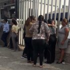 Familiares y amigos llegaron al centro forense de la ciudad para obtener información.