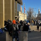 Un grupo de inmigrantes espera en fila para recibir comida de un albergue, el 12 de diciembre de 2023, en la ciudad de Chicago, Illinois (EE.UU.).