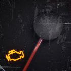 Símbolo amarillo advierte de alguna falla en el motor