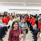 Tienda. Un grupo de clientes son bienvenidos en la inauguración de la nueva tienda de Tía.