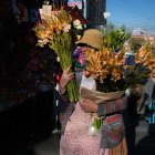 Una mujer aimara vendiendo plantas en la calle de las Brujas, en La Paz.