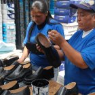 Labor. Mujeres trabajando en un taller de zapatos.