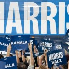 Imagen del 18 de agosto de 2024 de seguidores de los candidatos demócratas Kamala Harris y Tim Walz.
