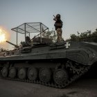 Militares de las Fuerzas Armadas de Ucrania, disparan desde un vehículo de combate hacia posiciones rusas cerca de la ciudad de Chasiv Yar, en Donetsk.