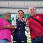 Lucía (c) acompañada de su madre, María Guzmán, su entrenador, el cubano Jorge Guzmán, y autoridades.