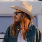 Carlos Sadness tiene 40 años.