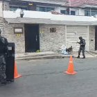 Agentes de la Policía Nacional durante el procedimiento en Los Ceibos.