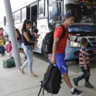 LLEGADA DE GENTE POR EL FERIADO DE CARNAVAL EN EL TERMINAL TERRESTRE DE PASCUALES Agencia (ag-extra)