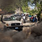 Integrantes de la policía haitiana patrullan durante una protesta este 19 de agosto de 2024, en el barrio Solino en Puerto Principe (Haití).