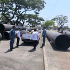 En los tubos metálicos, personal municipal halló colchonetas, ropa, plástico, sábanas.