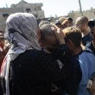Gaza. Uno de los palestinos liberados por Israel se reúne con su familia.