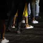 Migrantes esposados esperan en una fila luego de ser deportados de los Estados Unidos este martes, en el aeropuerto Marcos A. Gelabert en Ciudad de Panamá (Panamá).