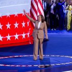 Chicago. Kamala Harris se sube al escenario la noche del pasado lunes.