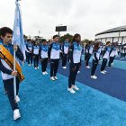 Klaython Fiallos cobijó con la bandera albiceleste a sus compañeros durante el abanderamiento.