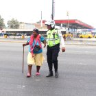 Las labores de los agentes de tránsito incluyen la promoción de la educación vial y asistencia a los peatones.
