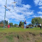 Hecho. Durante el día, las familias se volcaron a los parques a pasar el día. En la noche, se encerraban en casa.
