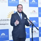 El secretario general de la Asamblea Nacional, Alejandro Muñoz, explicó en una rueda de prensa el procedimiento a seguir respecto a los legisladores actuales que optaron por una precandidatura para las elecciones 2025.

Muñoz señaló que, ante la ausencia temporal o definitiva del presidente de la Asamblea Nacional, será la primera vicepresidenta, es decir, Viviana Veloz, quien deberá asumir la titularidad de la Función Legislativa. Pero si Veloz se postula para la reelección, se deberá elegir su reemplazo en el Consejo de Administración Legislativa (CAL).

Ante la ausencia de cualquiera de las otras autoridades que integran el Consejo de Administración Legislativa, como el primer y segundo vicepresidente, primer y segundo vocal, será el Pleno de la Asamblea el que los elija, refirió Muñoz.

"Es decir, la primera vicepresidencia tendría que ser electa por el Pleno", precisó.

¿Licencia o renuncia?

El presidente Henry Kronfle debe presentar su renuncia antes de inscribir su candidatura presidencial porque está postulando a un cargo diferente, mientras que Veloz debe solicitar una licencia porque opta por la reelección.

¿Cuántos asambleístas pedirán licencia?

Hay 82 legisladores que optarían por solicitar la licencia ya que buscan la reelección, según confirmó Muñoz.

Cada ciudadano tiene el derecho de acceder a una candidatura o a una reelección según la ley, añadió.

"Podrían renunciar los 137 (asambleístas) y quedar los 137 alternos. La ley no hace distinción sobre eso", indicó.

La licencia de Veloz iniciará el 5 de enero de 2025, cuando empieza la campaña electoral.