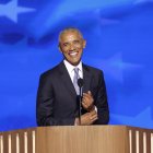 El expresidente estadounidense Barack Obama habla durante la segunda noche de la Convención Nacional Demócrata (DNC)