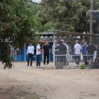 El DT de Ecuador acompaño al presidente de Emelec, José Pileggi, a un entrenamiento del club.